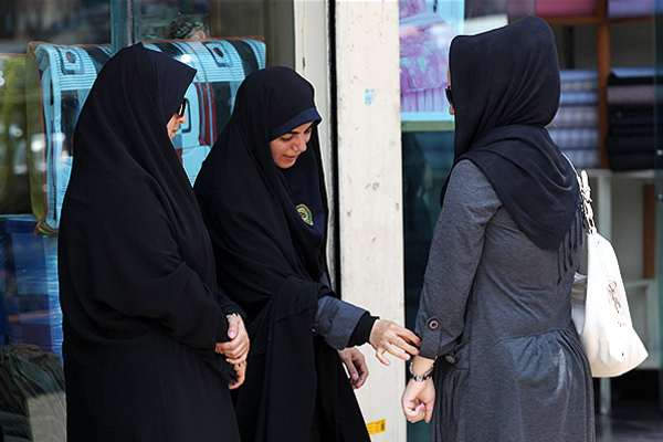 خبراء أمميون يصفون الفرض الإجباري لقوانين الحجاب في إيران بـ"اضطهاد النساء"