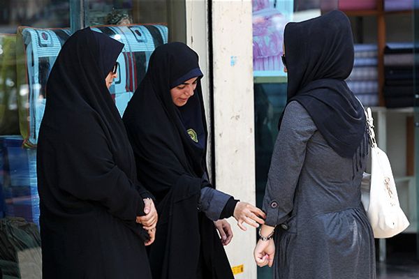 خبراء أمميون يصفون الفرض الإجباري لقوانين الحجاب في إيران بـ"اضطهاد النساء"