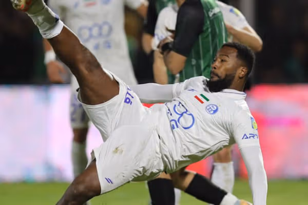 واکنش استقلال به ادعای معاون پیشین باشگاه:نازون در ترکیه و ایران مورد تایید پزشک قرار گرفت