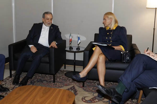 وزيرة خارجية فنلندا تعتبر تمويه ساقيها بالتلفزيون الإيراني انعكاساً لوضع النساء في طهران