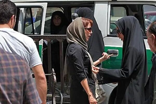 حملات جديدة ضد الحجاب الإلزامي في إيران.. وتقارير حول ظهور مافيا العباءة السوداء بالبلاد