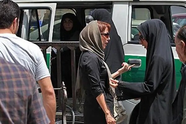 حملات جديدة ضد الحجاب الإلزامي في إيران.. وتقارير حول ظهور مافيا العباءة السوداء بالبلاد