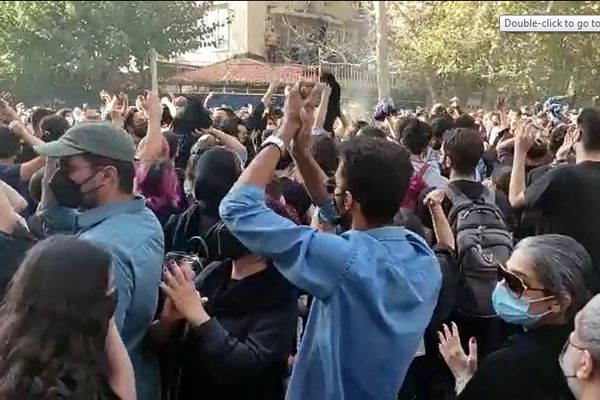 احتجاجات إيران: متظاهرون في الشوارع.. واشتباكات مع الأمن.. وإضراب يعم كردستان وزاهدان