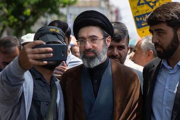 إقصاء تدريجي من المناصب الحساسة لمعارضي قيادة نجل خامنئي