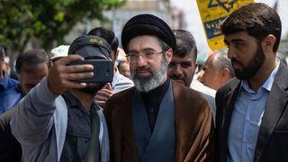 إقصاء تدريجي من المناصب الحساسة لمعارضي قيادة نجل خامنئي