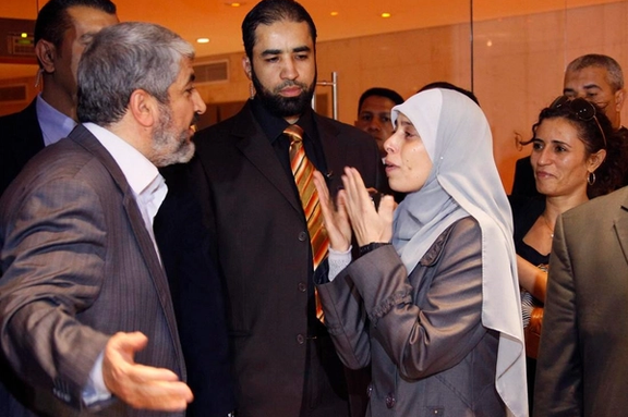 دیدار احلام تمیمی، عامل حمله انتحاری اورشلیم، با خالد مشعل، مقام ارشد حماس، پس از آزادی از زندان اسرائیل، سال ۲۰۱۱