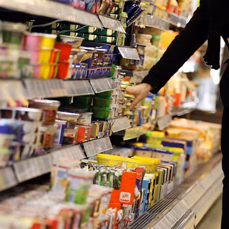 شهروندان میگویند گرانیها باعث شده مردم برای زنده ماندن تلاش کنند، نه برای زندگی کردن