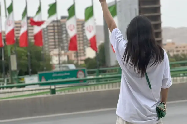 برلماني إيراني يعلن توافق "أركان النظام" على فرض عقوبة الحجاب الإجباري