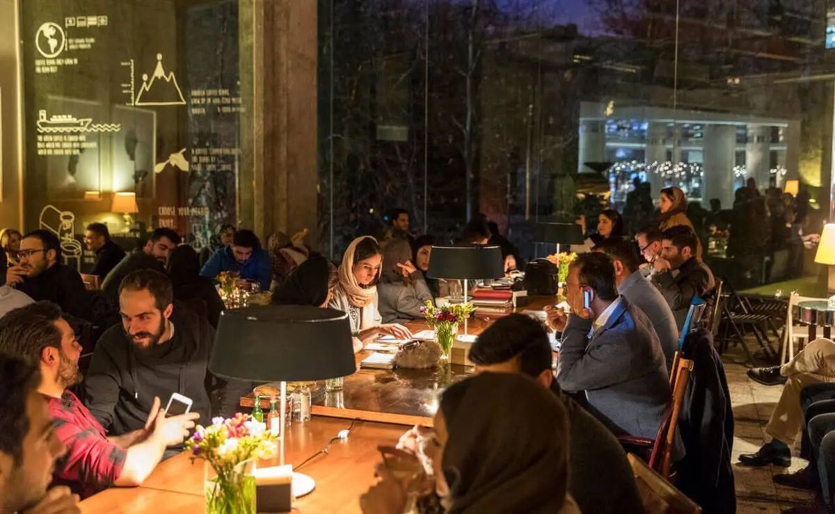 إيران بين الاحتفال والقمع.. الحظر يطال المقاهي و"ماركات الملابس"