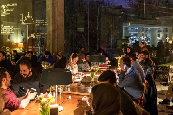 إيران بين الاحتفال والقمع.. الحظر يطال المقاهي و"ماركات الملابس"