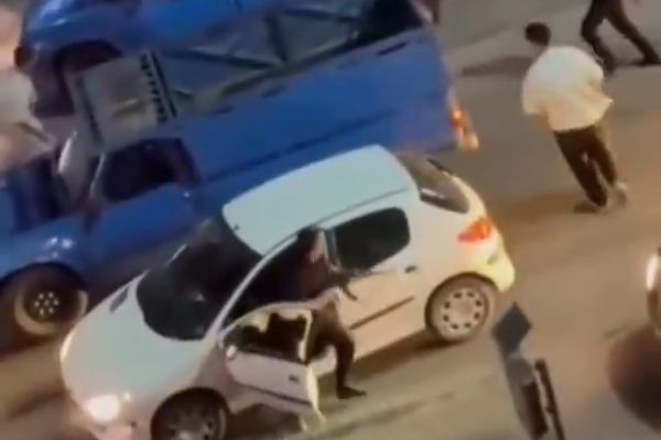 الشرطة الإيرانية تحقق في فيديو لاشتباك مسلح بـ "الكلاشينكوف" بأحد شوارع "تشالوس"