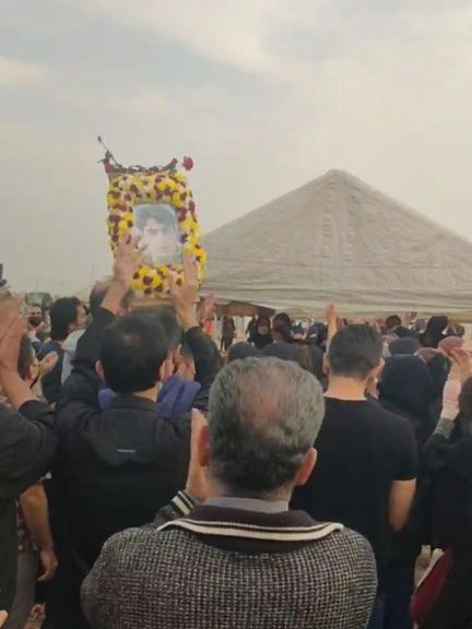 ماموران امنیتی مراسم چهلم سیاوش محمودی را مختل کردند؛ مردم معترض شعار دادخواهی سر دادند