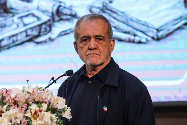 الرئيس الإيراني يأمر بإعادة الإنترنت.. وإعلام الحرس الثوري يشكك في صلاحياته لاتخاذ القرار