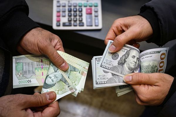 سعر الدولار الأميركي يواصل ارتفاعه التاريخي في السوق المفتوحة بإيران ويتخطى 64 ألف تومان