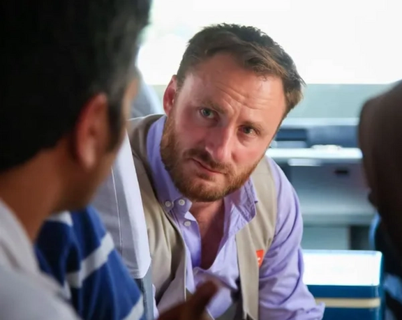 أسرة معتقل بلجيكي في إيران تعرب عن قلقها إزاء صحته.. وتؤكد: نقل من "إيفين" إلى مكان مجهول