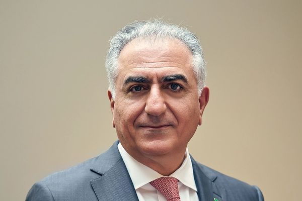 ولي عهد إيران السابق يهنئ ترامب ويدعو للعمل على التخلص من النظام الإيراني