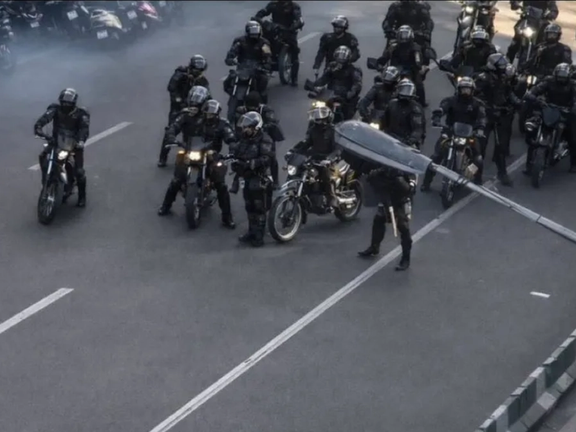 تصعيد الأجواء الأمنية وإضراب التجار في بعض المدن الإيرانية في اليوم الثالث من الاحتجاجات