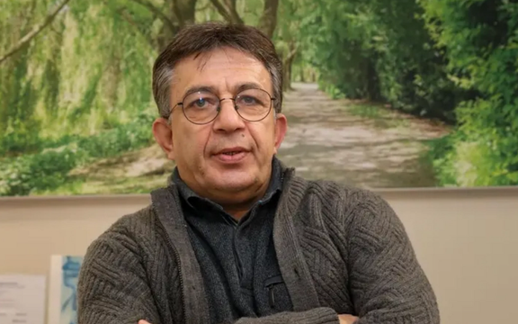 خواهرزاده علی خامنهای در یک کنفرانس خبری در پاریس خواستار «سرنگونی فوری» جمهوری اسلامی شد