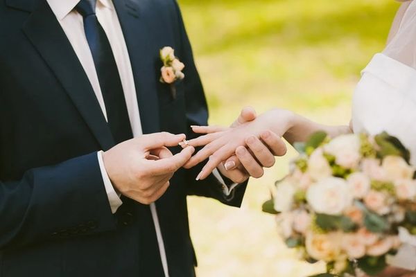 معهد البحوث السكانية: انخفاض معدل الزواج في إيران 6% سنويًا وتراجع كبير بأعداد المواليد