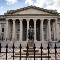 أميركا تفرض عقوبات على 32 شخصًا وكيانًا لصلتهم ببرنامج الصواريخ والطائرات المسيرة الإيراني