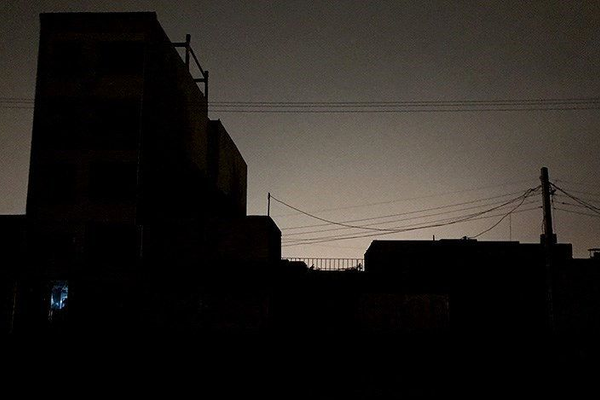 أنباء عن انقطاع الكهرباء في بعض مناطق طهران عقب هجمات مكثفة