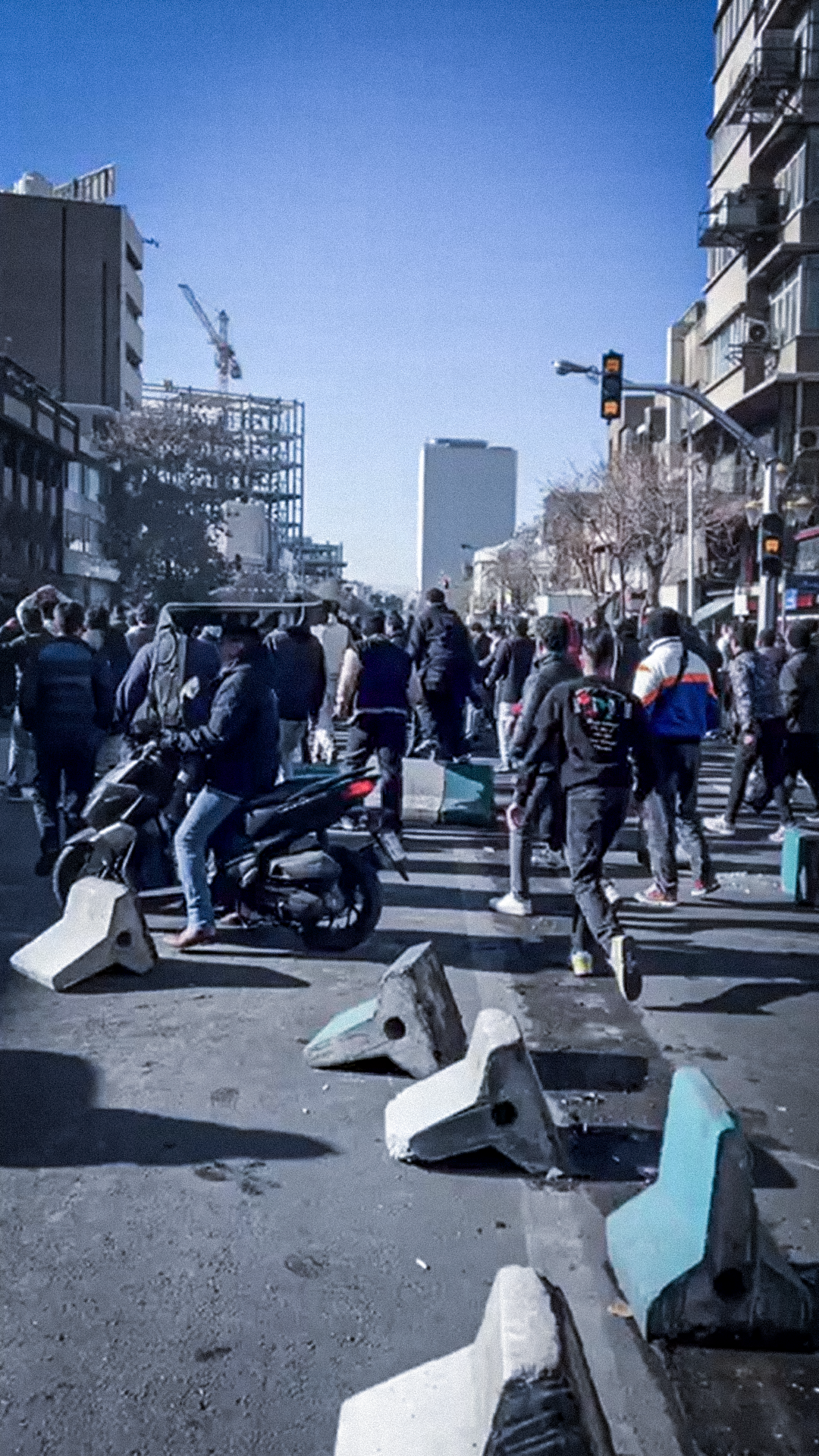 استقرار گسترده نیروهای حکومتی در چند شهر هم‌زمان با اعتصاب بازاریان تهران و اصفهان