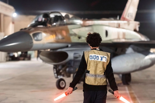 "هآرتس": طيارو المقاتلات الإسرائيلية أفشوا عن طريق الخطأ وثائق الاستعداد للهجوم على إيران