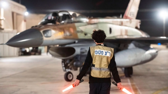 "هآرتس": طيارو المقاتلات الإسرائيلية أفشوا عن طريق الخطأ وثائق الاستعداد للهجوم على إيران