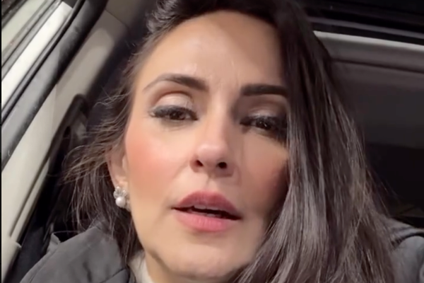 مغنية إيرانية تنتقد صمت الفنانين تجاه قمع أصوات النساء