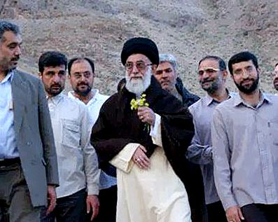 نماینده رهبر در کاشان: خامنهای با ۲۰ دقیقه صحبت دو جوان را در کوه عقد کرد