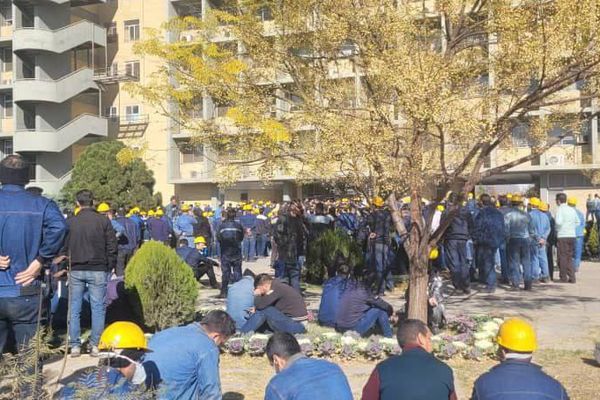 عمال مصنع أصفهان إيران لصهر الحديد يواصلون الإضراب عن العمل لعدم تلبية مطالبهم