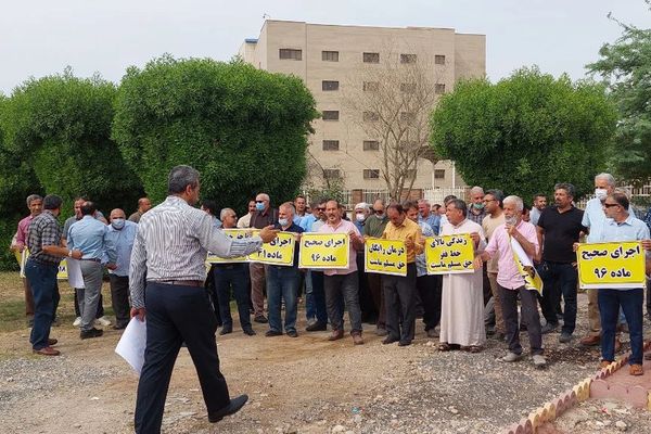 المتقاعدون في جميع أنحاء إيران ينزلون الشوارع.. ويهتفون: "الموت لرئيسي"