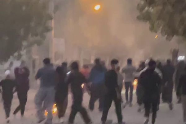 أهالي طهران وأصفهان يخرجون إلى الشارع.. تضامنا مع كردستان وبلوشستان