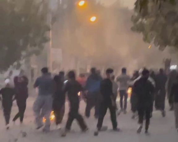 أهالي طهران وأصفهان يخرجون إلى الشارع.. تضامنا مع كردستان وبلوشستان