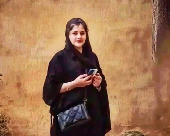 عائلة مهسا أميني تعلن عزمها إحياء الذكرى السنوية لمقتل ابنتهم على يد الأمن الإيراني