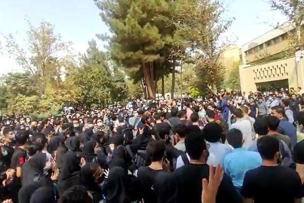 الخناق يضيق على النظام الإيراني.. ومظاهرات حاشدة في الجامعات تدعو لطرد الملالي