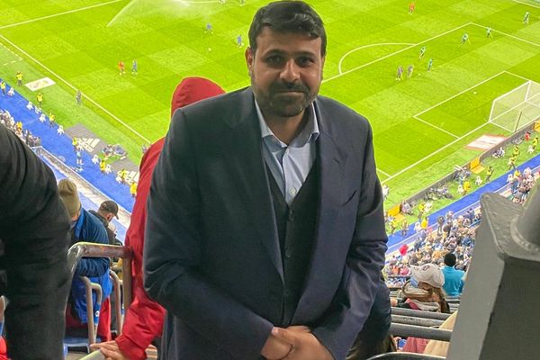 برلماني إيراني يزور ملعب سانتياغو برنابيو بإسبانيا بعد رحلة عمل
