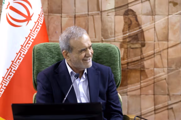 مسعود پزشکیان: «در اتاقها مثلا تا دلت بخواهد از آن لامپها روشن است، هر کدام این ها را نصف کنیم، آن وقت ما اصلا مشکل برق پیدا نمیکنیم»/ ۲۵ اردیبهشت ۱۴۰۴، کرمانشاه.