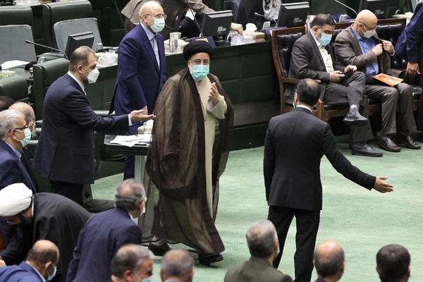 بسبب أداء رئيسي السيئ.. المحافظون في إيران يخشون خسارة الانتخابات المقبلة