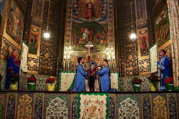 محكمة إيرانية تحكم بالسجن 41 سنة وغرامة 910 ملايين تومان على 3 متحولين دينيا
