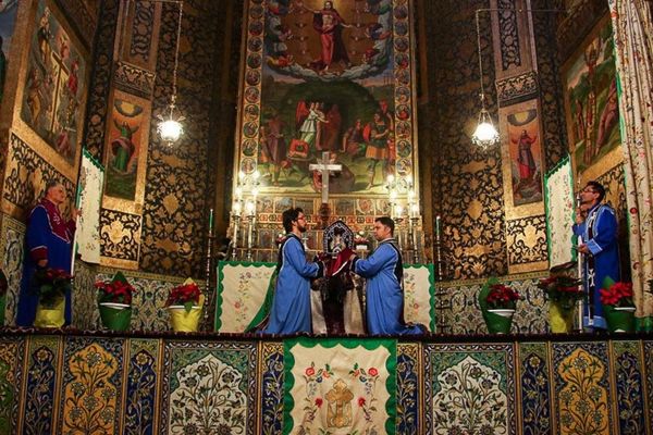 محكمة إيرانية تحكم بالسجن 41 سنة وغرامة 910 ملايين تومان على 3 متحولين دينيا