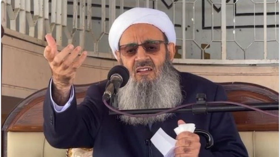 Mowlavi Abdolhamid delivering a sermon in Zahedan in January 2023