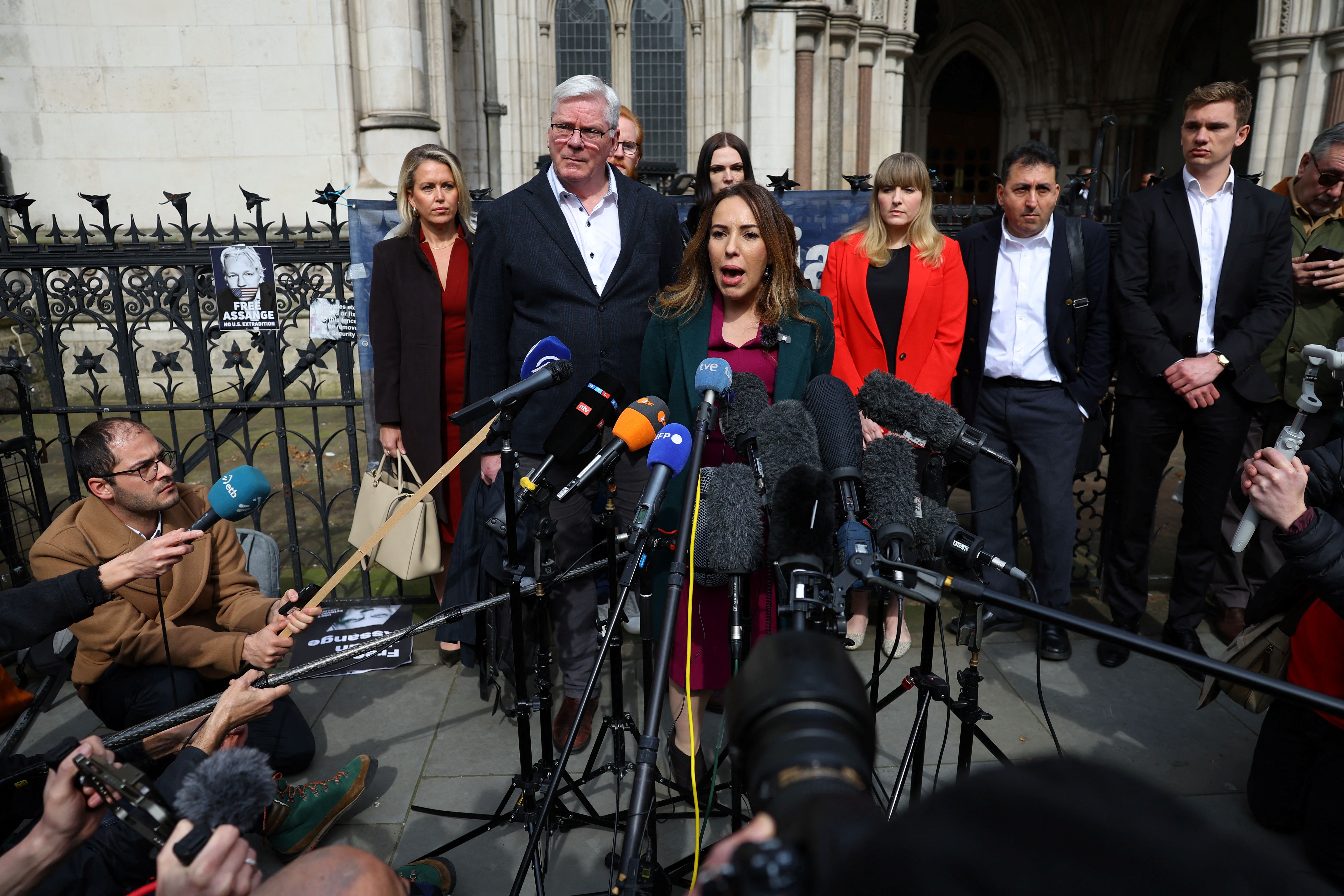 استلا آسانژ، همسر بنیان‌گذار ویکی‌لیکس در حال پاسخگویی به سوالات خبرنگاران پس از اعلام حکم اخیر دادگاه، لندن، هفتم فروردین