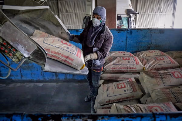 در نیمه اول سال تولید سیمان در ایران حدود ۱۰ درصد کاهش یافت