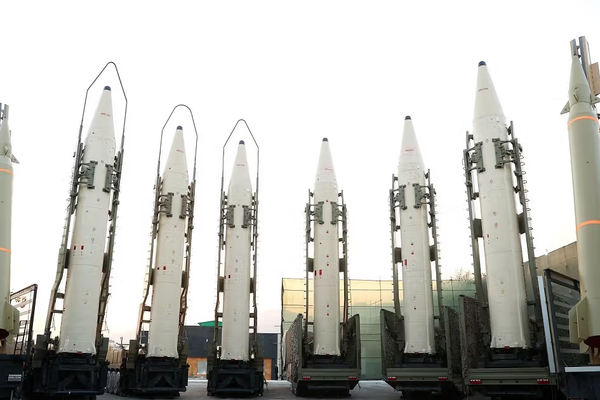 زیباکلام: جمهوری اسلامی با وقتکشی در مذاکرات بهدنبال ساخت سلاح اتمی است