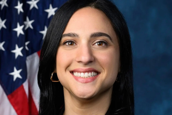 النائبة من أصل إيراني ياسمين أنصاري تبدأ عملها في مجلس النواب الأميركي