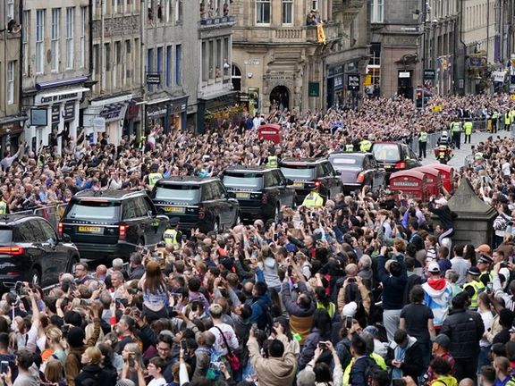تابوت ملکه الیزابت دوم در میان جمعیت انبوه وارد ادینبرو شد