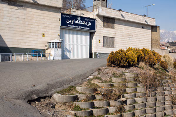 خانواده زندانیان سیاسی اوین: زندانیان فقط نان خشک و آب در اختیار دارند