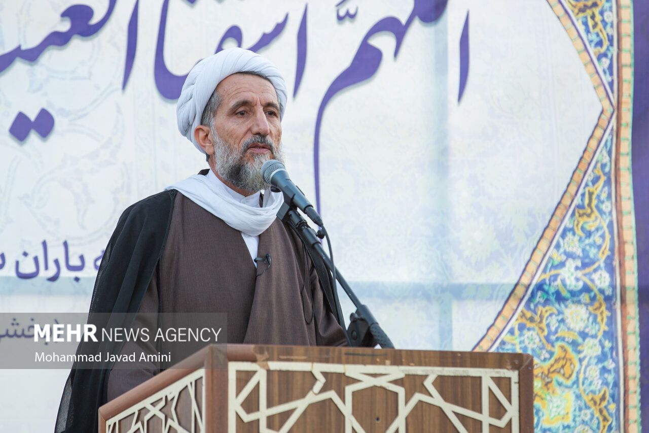 نماینده خامنه‌ای در نماز باران: اگر دل‌هایمان را صاف کنیم باران می‌بارد