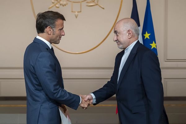 باريس تستدعي سفير طهران احتجاجًا على وضع "الرهائن الفرنسيين" في سجون إيران